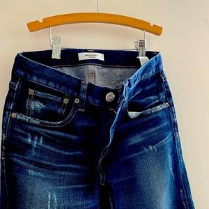 These dark blue mousy jeans are in perfect condition with a light stretch.